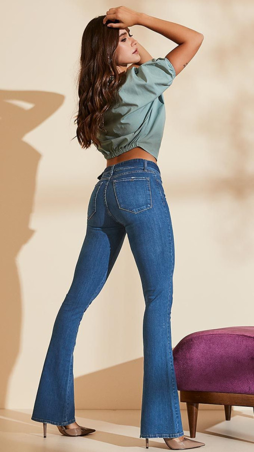 CALÇA JEANS FEMININA FLARE COM FIVELA ENCAPADA