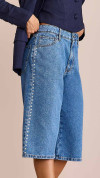 BERMUDA JEANS OVER COM TACHAS