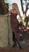 VESTIDO MIDI COURO ECO COM FENDA MARROM