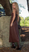 VESTIDO MIDI COURO ECO COM FENDA MARROM